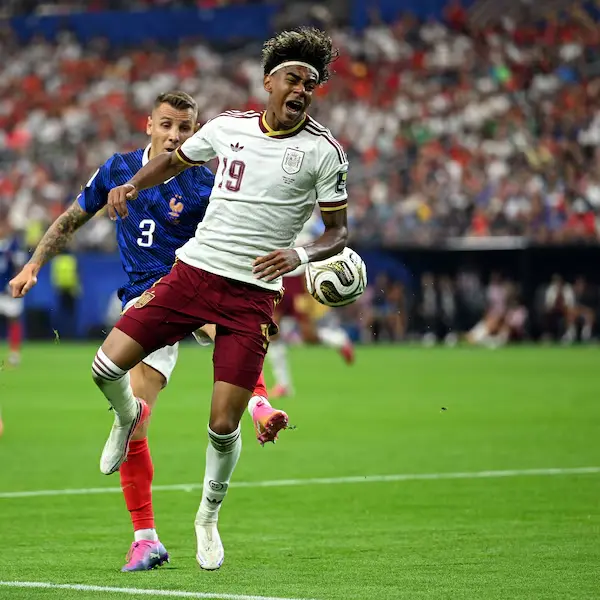 雅马尔在2026年世界杯决赛西班牙2-0击败法国后跪地痛哭庆祝夺冠