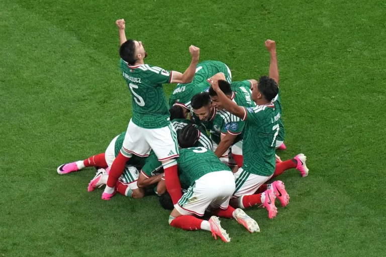 墨西哥球员在2026年世界杯16强赛2-0击败厄瓜多尔后与球迷共同庆祝
